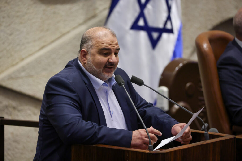 מנסור עבאס הורד מדוכן הכנסת: צפו בריב הסוער שלו עם אמיר אוחנה