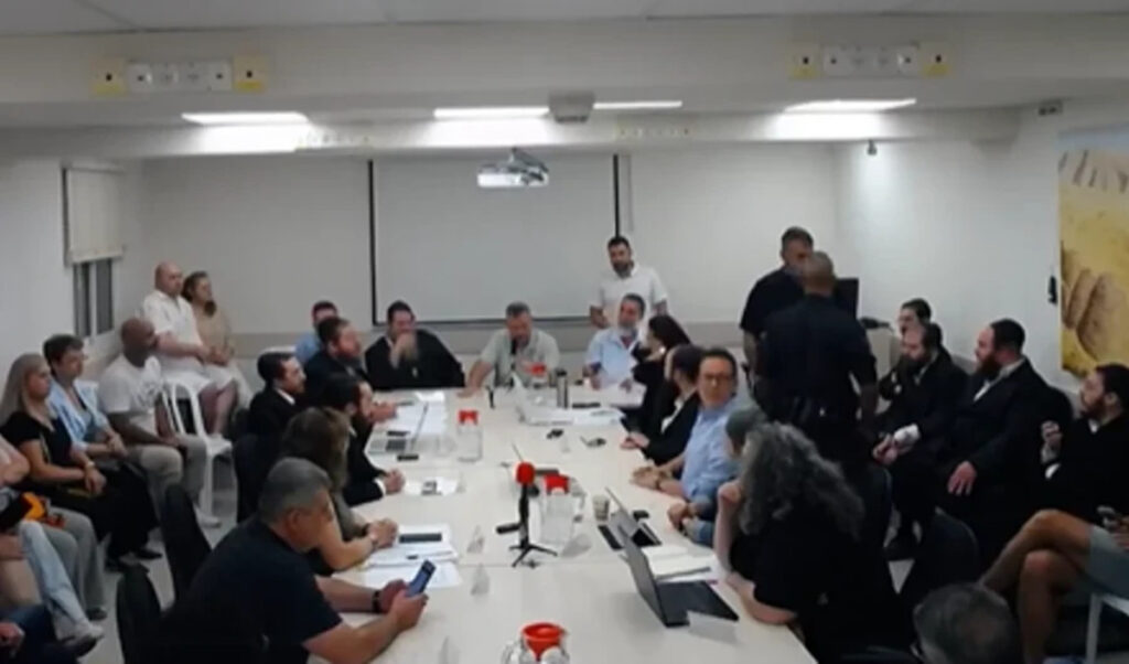 יאיר מעיין מסביר את הסערות בישיבות מועצת ערד