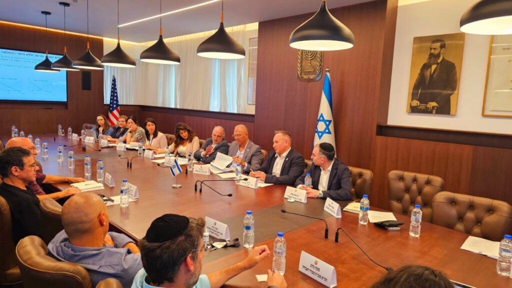 מנכ"ל משרד ראש הממשלה אישר: הקצאת מכסה להבאת 14,300 עובדים זרים