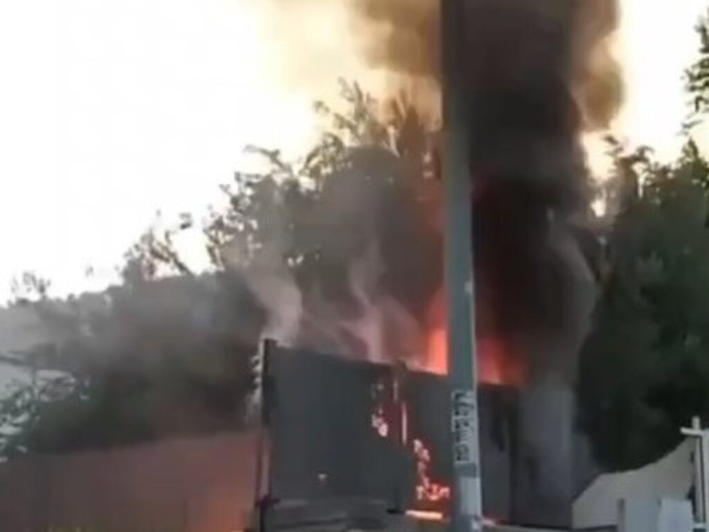 הצפון בוער: מבנה בקריית שמונה נפגע ישירות ועולה באש | תיעוד