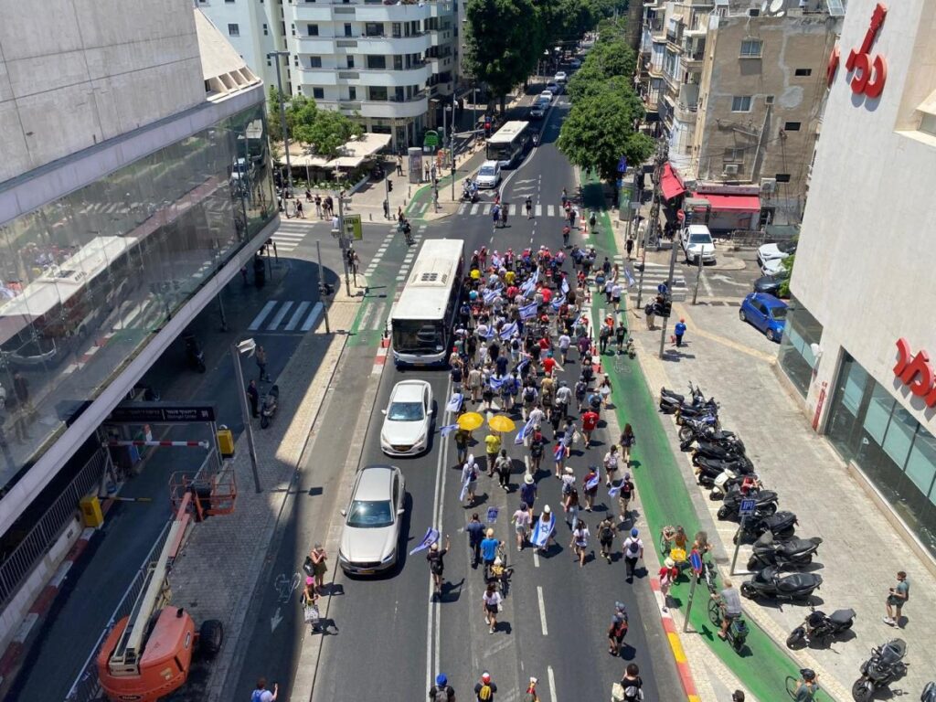 "יום השיבוש": אלפים צועדים לכיוון בית ההסתדרות בתל אביב