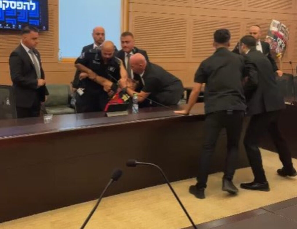 איציק אלגרט: אחיו של החטוף יצא נגד רוטמן – והוצא בכוח מהדיון