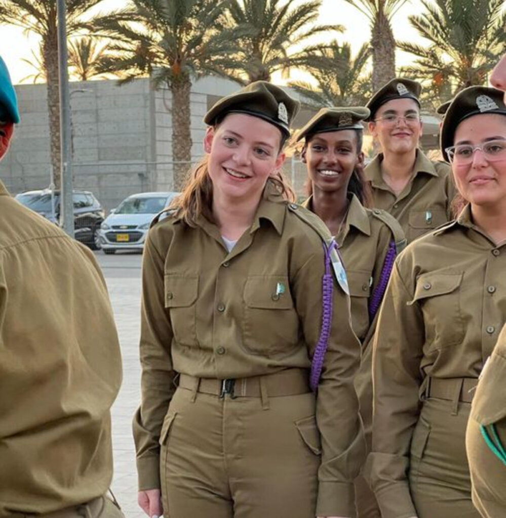 נגה וייס ששוחררה משבי חמאס סיימה קורס מש"קיות ת"ש בהצטיינות