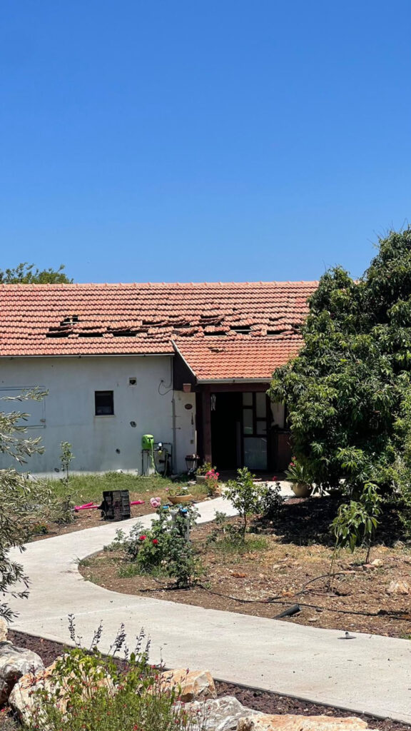 "נס גדול היה לנו": תושבת כברי ניצלה מהפגיעה הישירה בביתה