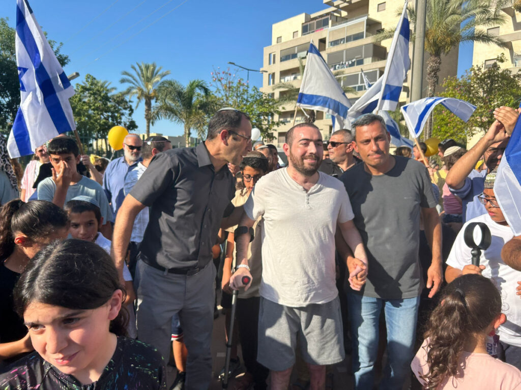 מרגש: הפצוע כפיר זר חזר לראשונה לביתו והתקבל בתשואות | צפו
