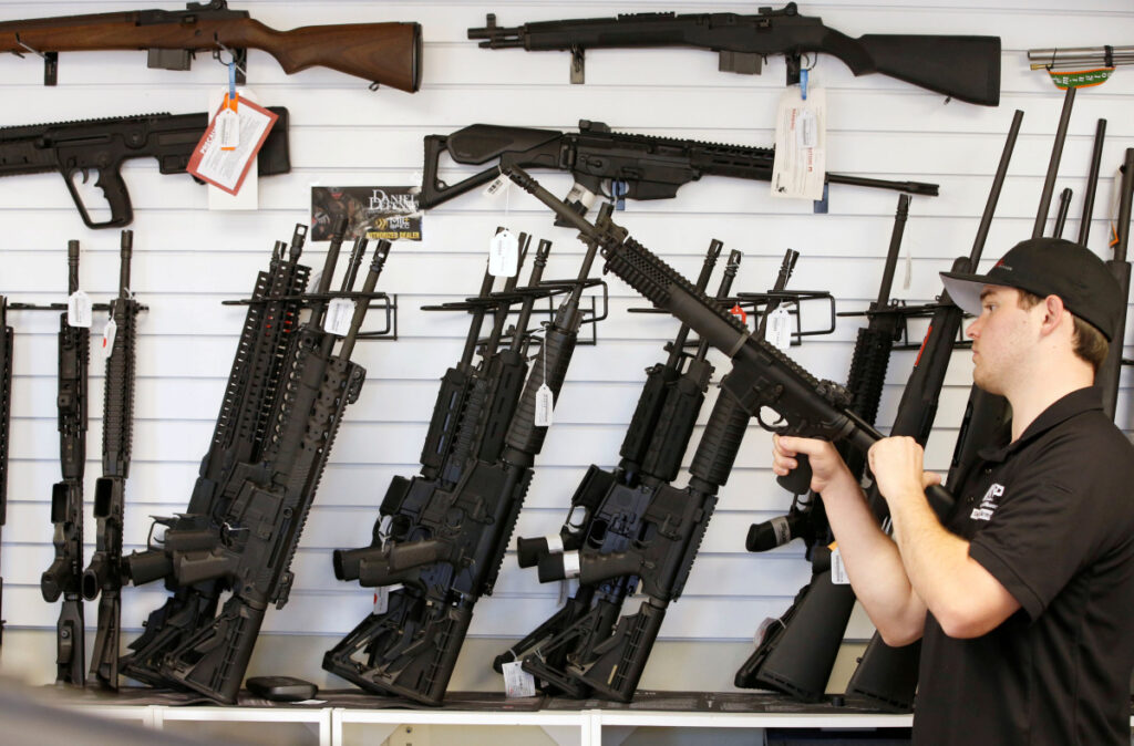 דולנד טראמפ עבר ניסיון התנקשות עם AR-15, וזה סיפורו של הרובה