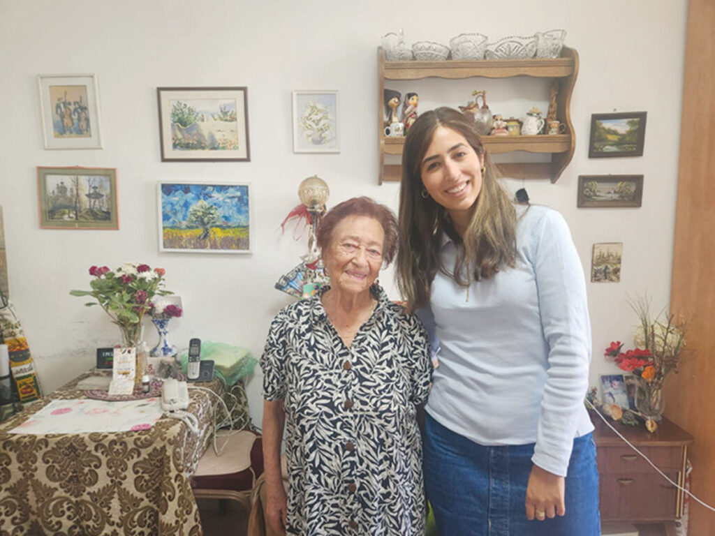 סטודנטים מאוניברסיטת תל אביב מגיעים לביקורי בית אצל שורדי שואה