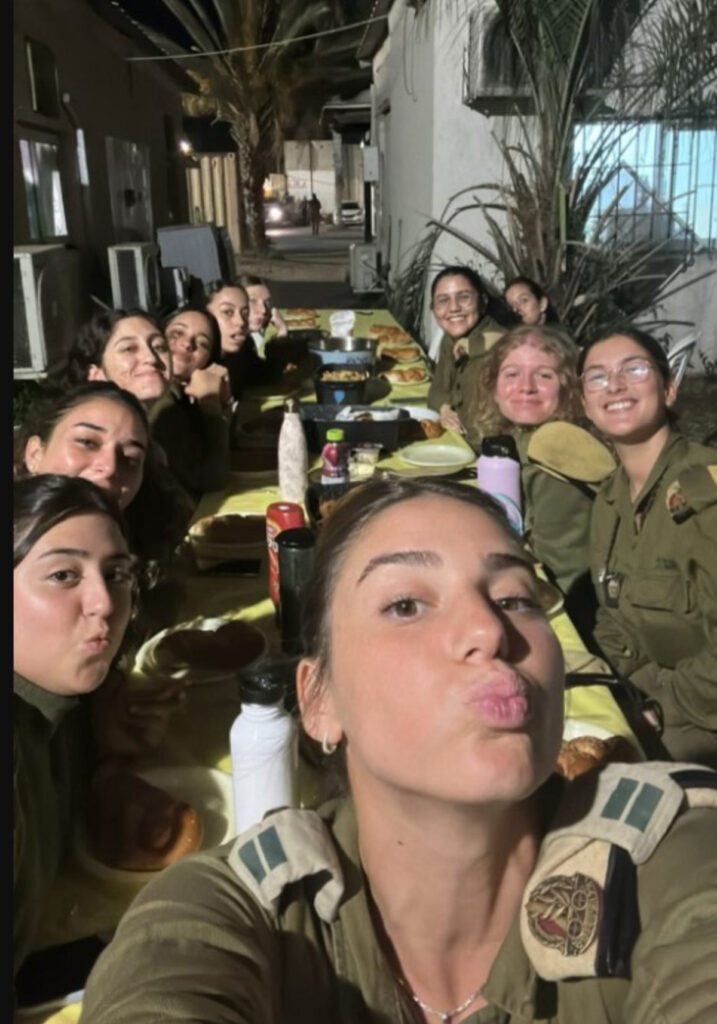 התצפיתניות שנרצחו במוצב נחל עוז בתמונה רגעים אחדים לפני המוות