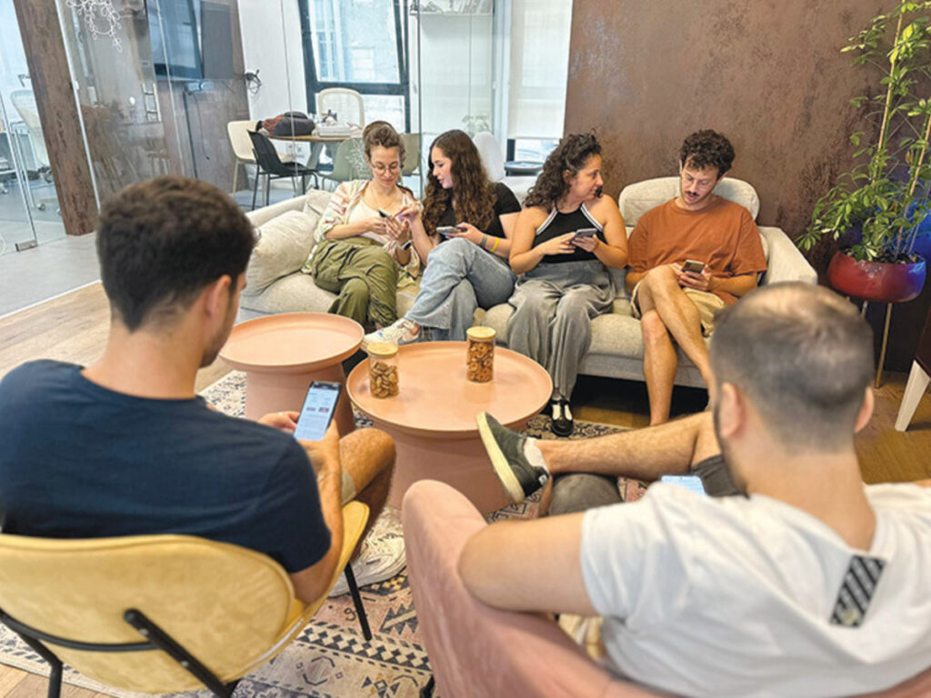 מכונת הדבש: סיירת הרשתות שמפיצה מסרים מחזקים ומלכדים
