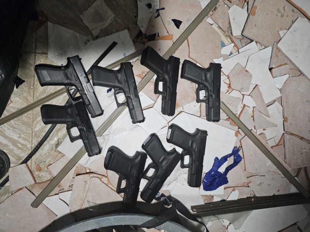 הסבון בכה מאוד: שמונה אקדחים אותרו בחדר רחצה בזרזיר