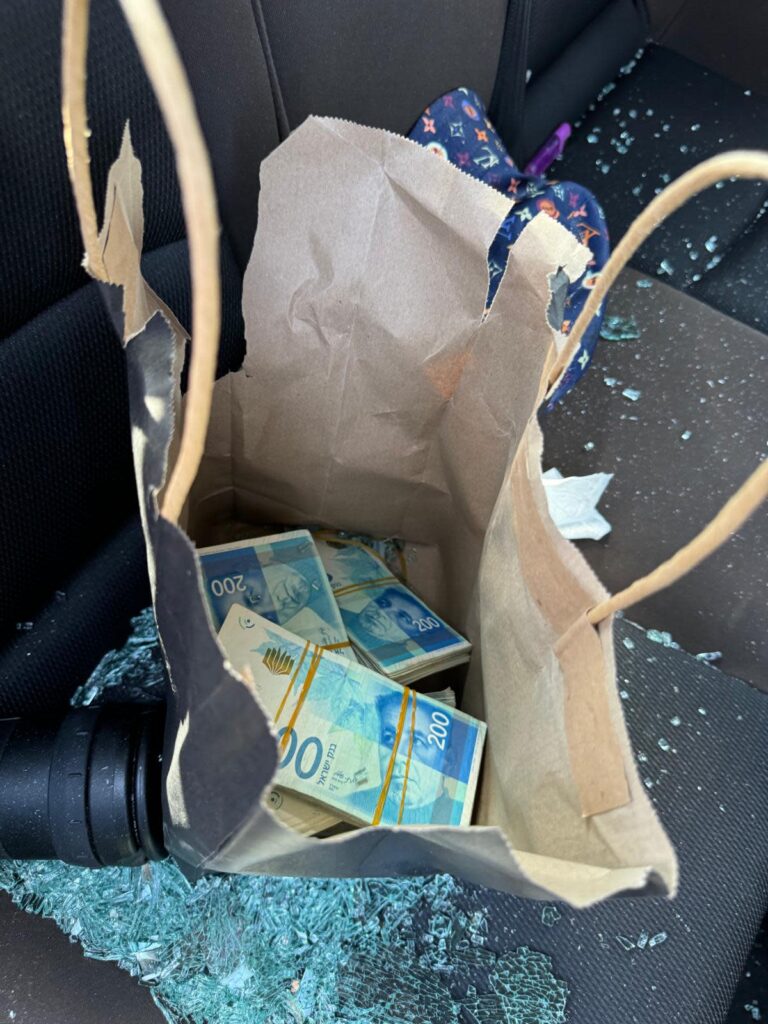 שלושה תושבי המרכז חשודים שפרצו לרכב וגנבו כ-300 אלף שקלים