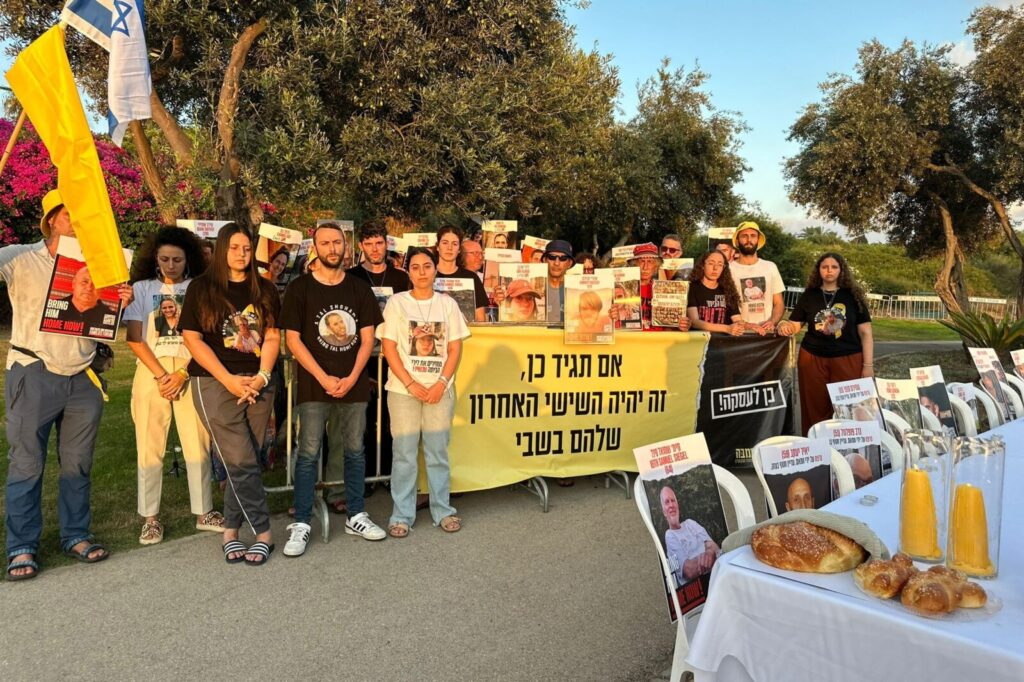 צעירי משפחות החטופים לנתניהו בקיסריה: "תטוס ותביא את העסקה"