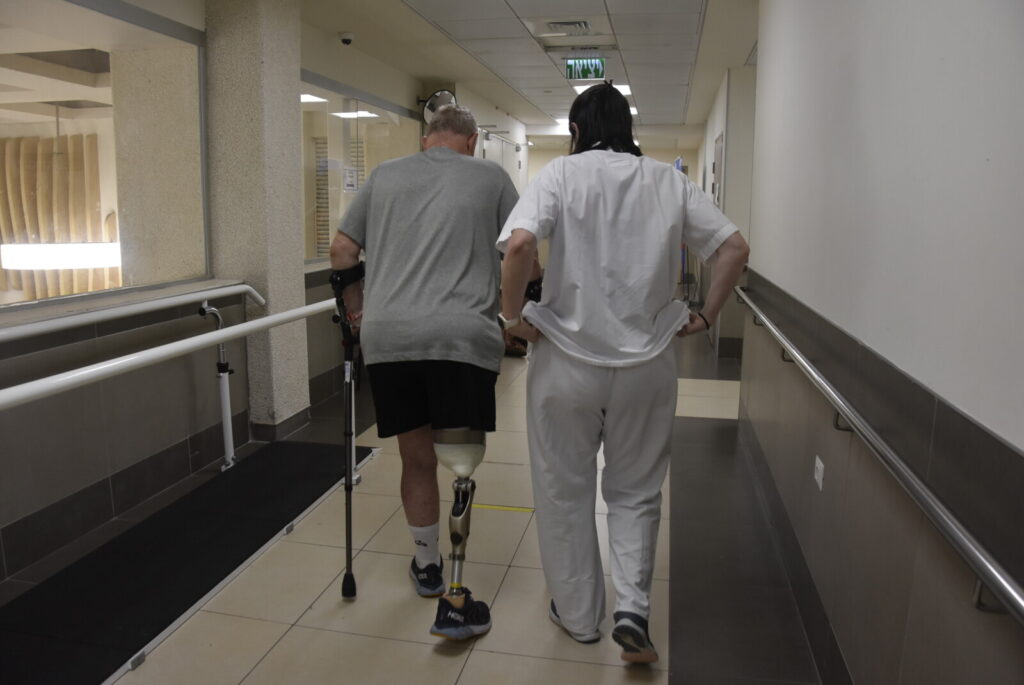 אנשים מסתובבים עם פרוטזות מתקופת טרומפלדור, בזמן שיש בעולם פרוטזות ביוניות מדהימות