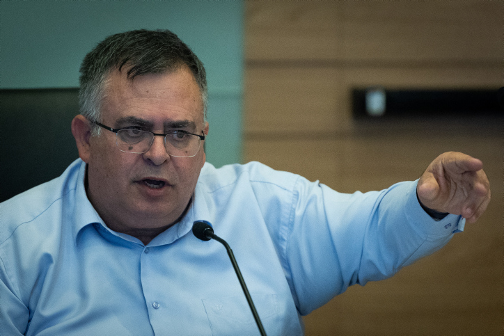 ח"כ ביטן התעמת עם נציגי האוצר על התייקרות הנסיעה ברכבת הקלה: "גזל של הציבור, אתם לוקחים כסף כי אתם יכולים"