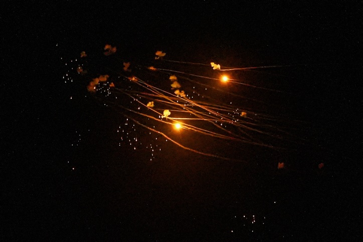 כ-20 רקטות שוגרו מלבנון לקריית שמונה ולסביבתה; שריפה פרצה במפעל, אין נפגעים בגוף