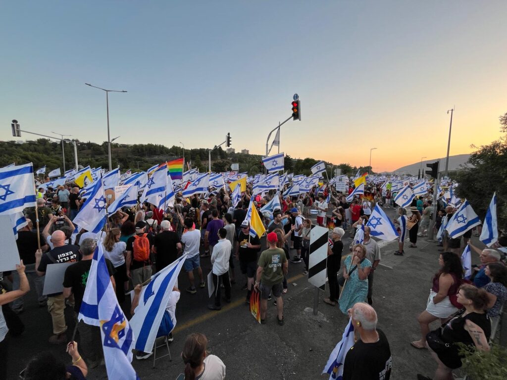 אלפים הפגינו בכרמיאל נגד הפקרת הצפון ולמען שחרור החטופים