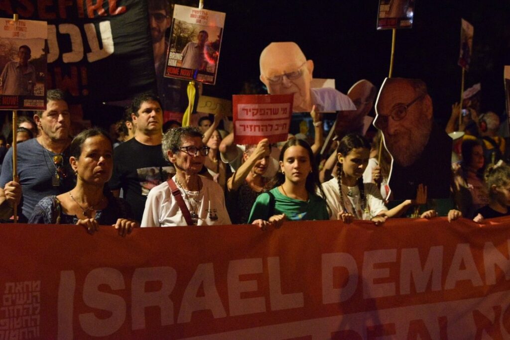 אלפי מפגינים בתל אביב בקריאה לעסקה: ״נתניהו – דם החטופים שנרצחו על ידייך״