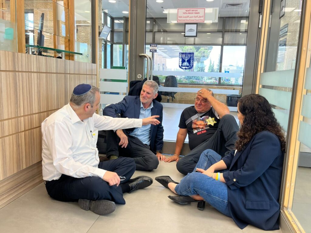 אח החטוף לא הוכנס לכנסת, ח"כים התיישבו לצידו בכניסה: "פשיטת רגל מוסרית"