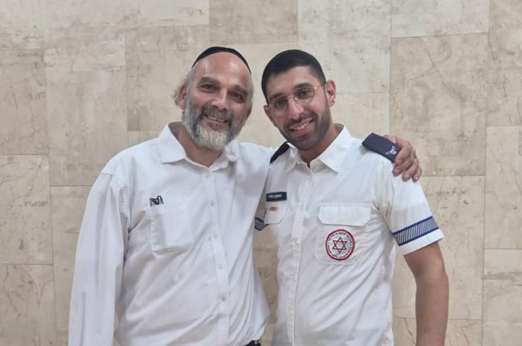 מתקין מזגנים שנפצע קשה בתאונת עבודה הזמין את חובש מד"א שהציל את חייו לסעודת הודיה