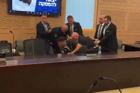 מהומה בוועדת החוקה: דני אלגרט, אחיו של החטוף איציק אלגרט, הוצא בכוח מהדיון