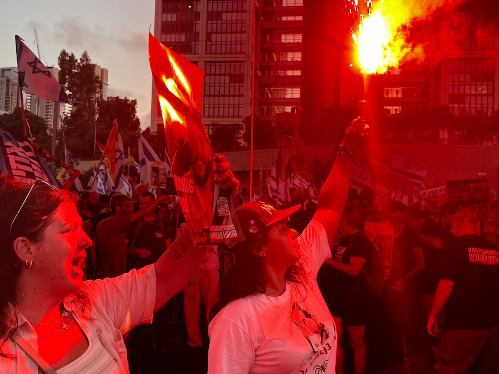 אלפי מפגינים בתל אביב קוראים לשחרור החטופים: ״עסקה תציל את המדינה״