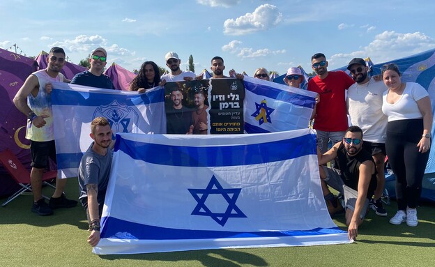 דווקא פה חשוב להזכיר לעולם שיש חטופים