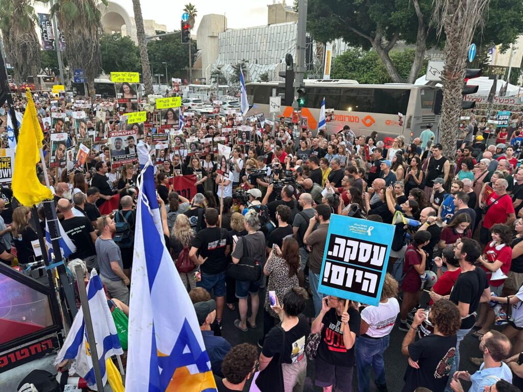 מחאה בעשרות מוקדים לקראת נסיעת נתניהו לארה"ב: "בלי עסקה אין נסיעה"