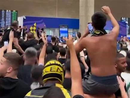 צפו: מאות אוהדי בית"ר קיבלו את השחקנים