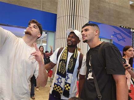 פטריק טוומאסי: "אלמוג כהן החזיר לי את החיוך"