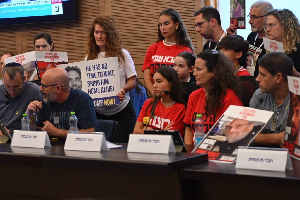 סהר קלדרון בוועדת חוץ וביטחון: "פגרה? כמעט שנה אבא שלי עם קנה של אקדח צמוד לראש"