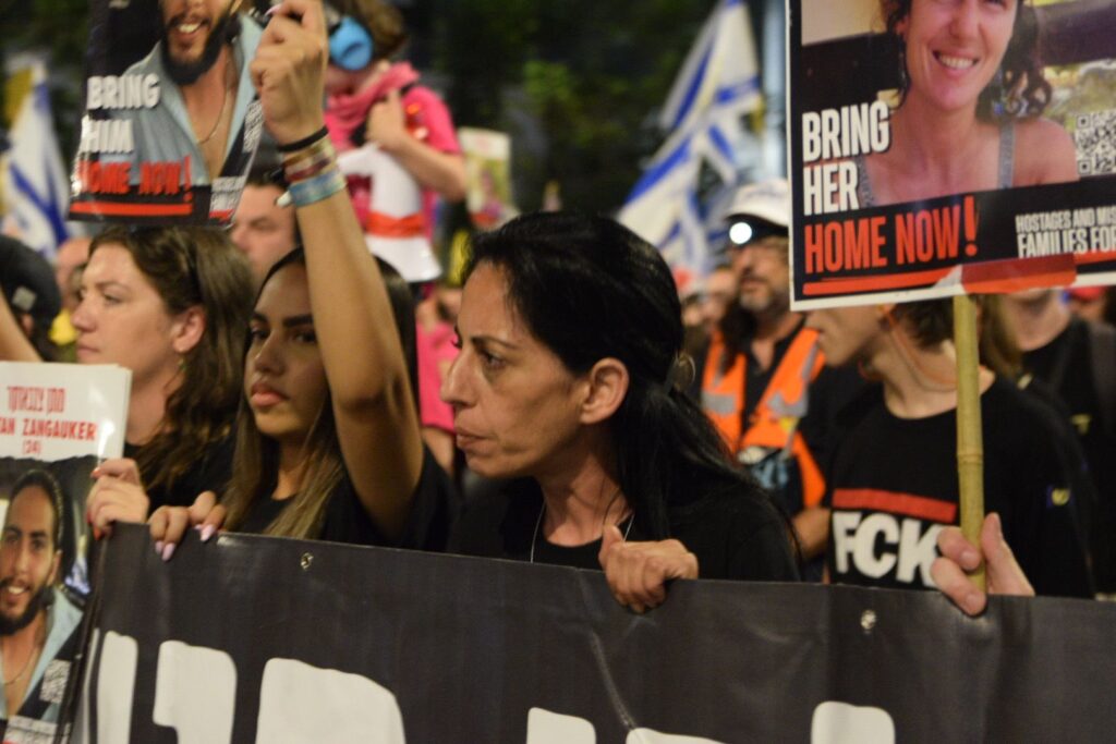 בני משפחות חטופים פנו לגלנט ולדרעי: "אל תיתנו לנתניהו לטרפד שוב את העסקה"