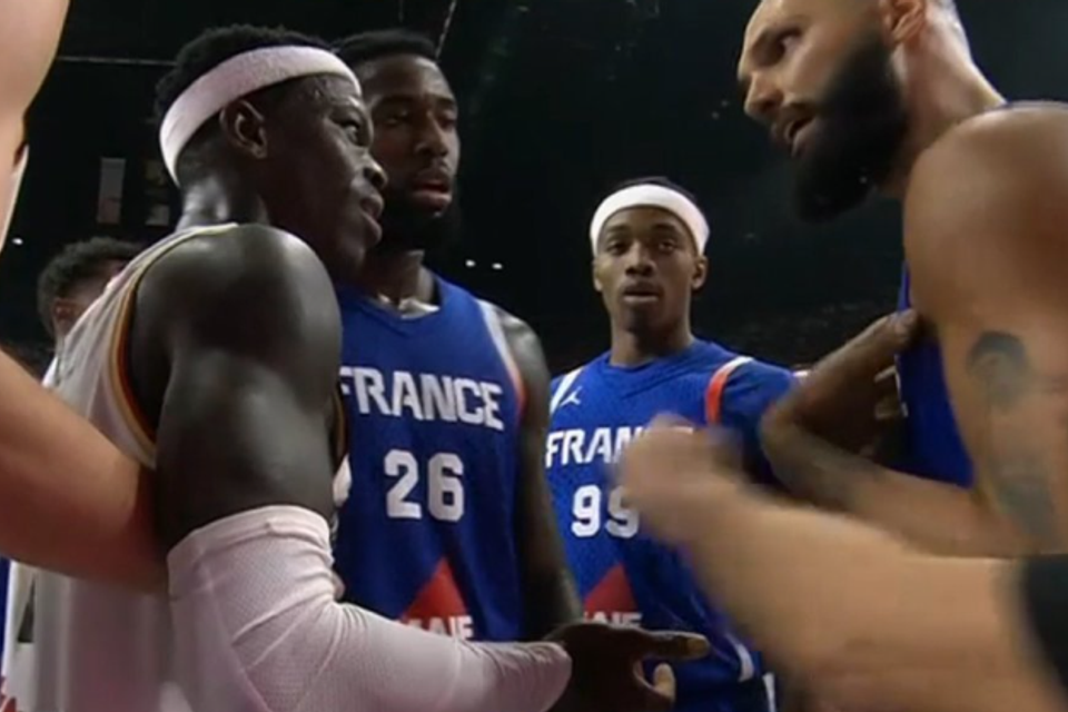 זה רק משחק אימון: צפו בשני שחקני ה-NBA הולכים מכות