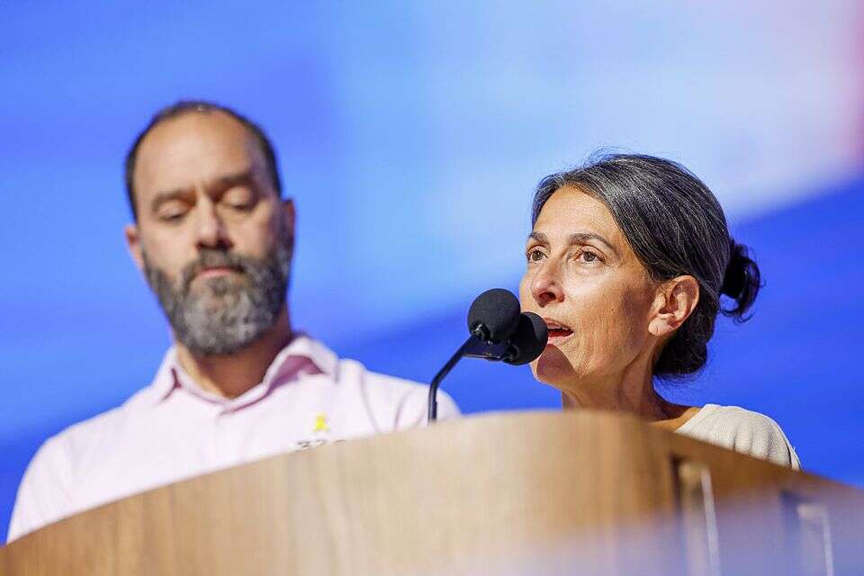 הוריו של החטוף הרש גולדברג נאמו בוועידת המפלגה הדמוקרטית ברקע קריאות bring them home