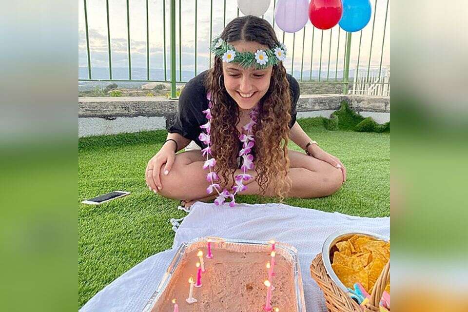 קוקטייל של תקווה: מסעדות וברים מציינים את יום הולדתה ה-24 של החטופה רומי גונן