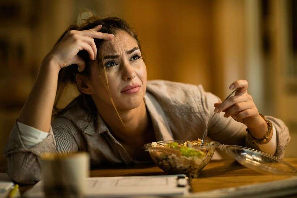 זה משמין לאכול לפני השינה? כל מה שצריך לדעת על ארוחות ליליות