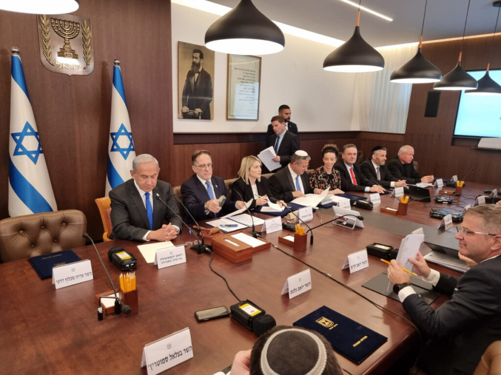 בנימין נתניהו | במחנה הממלכתי תוקפים את ראש הממשלה
