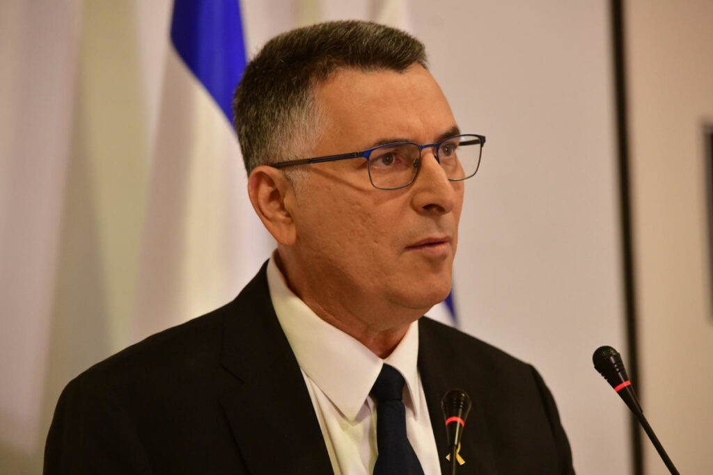 גדעון סער תוקף את בנימין נתניהו: "דוקטרינת הכלה של תוקפנות"