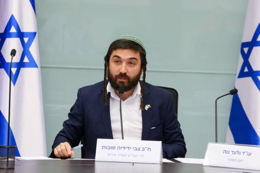 צבי סוכות נכנס לקבוצת ממים, וגילה שהבדיחות הן עליו