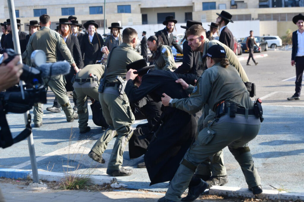 גיוס חרדים: עיתונאית חרדית הותקפה במחאה בבקו"ם