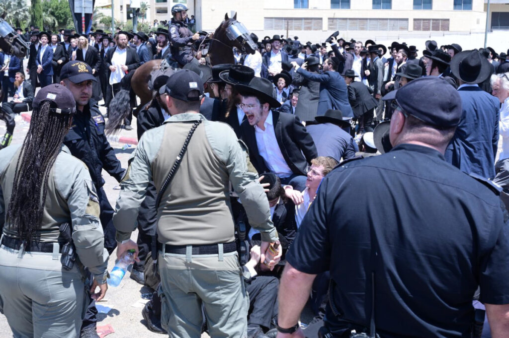 חרדים "אמיתיים" יתגייסו לצה"ל? "יש יותר סיכוי לגייס את שלגיה, כיפה אדומה ונפוליאון"