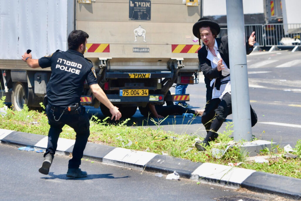 במחאה על חוק הגיוס: מאות חרדים חוסמים את בסיס מחו"ה אלון