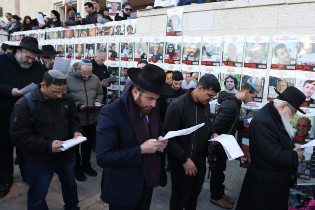 חטופים בעזה: החרדים שמעוררים מודעות למשבר מדברים
