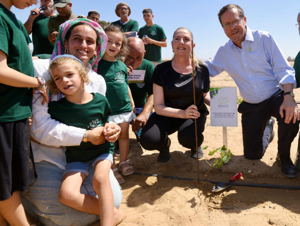 נוטעים תקווה בכרם שלום: טקס נטיעת כרם התקיים בקיבוץ