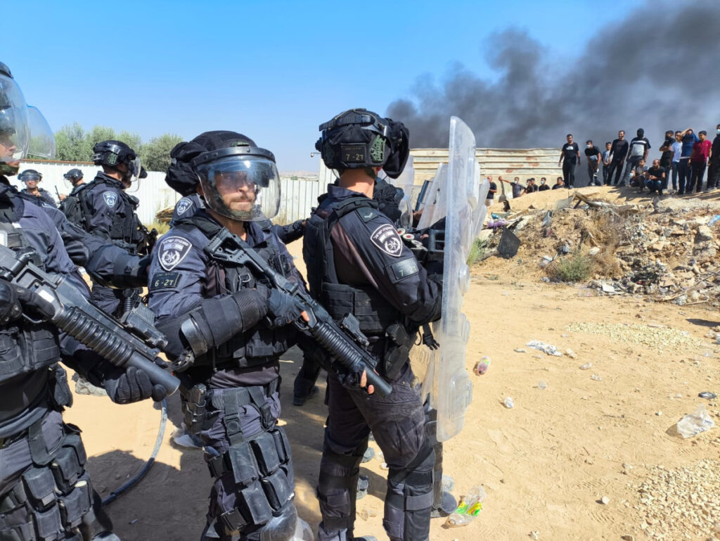 הפרות סדר במהלך הריסה של מבנה בלתי חוקי בגנב | צפו