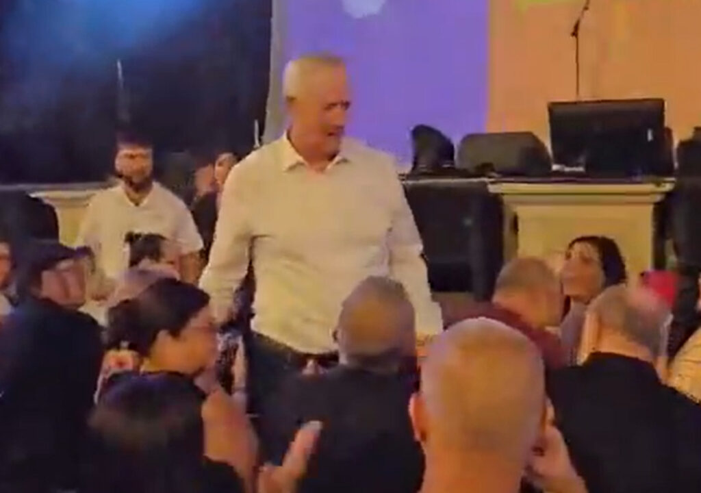 בני גנץ ספג ביקורת על כך שהלך להופעה של זהו זה בקיסריה