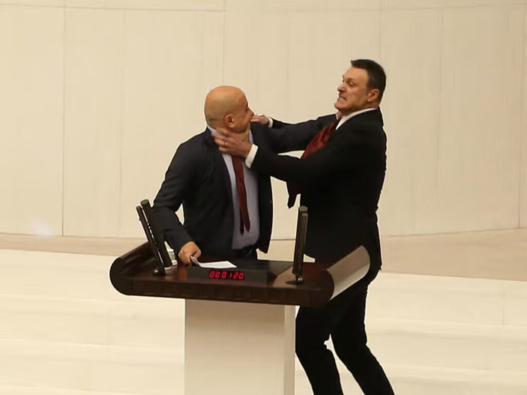 הכנסת קטנה לעומתם: רצפה מלאת דם מאגרופים | צפו בקטטה בטורקיה