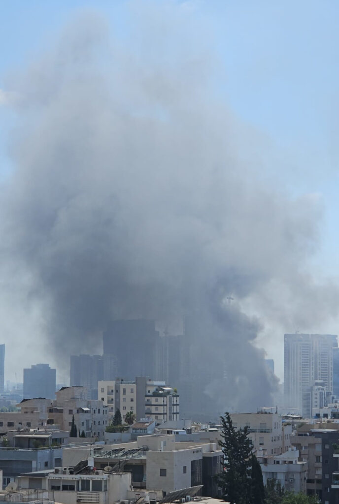 שריפה גדולה פרצה בתל אביב | תיעוד העשן מיתמר בשמי העיר