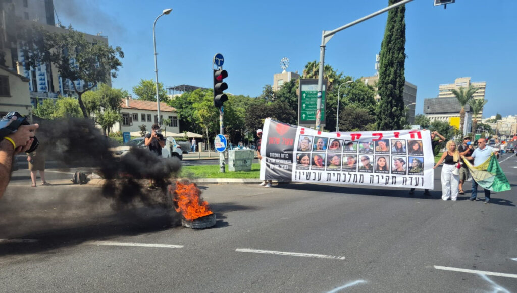 צמיגים בוערים ליד הקריה: מחאה נגד אהרון חליווה – "לא נשחרר אותך"
