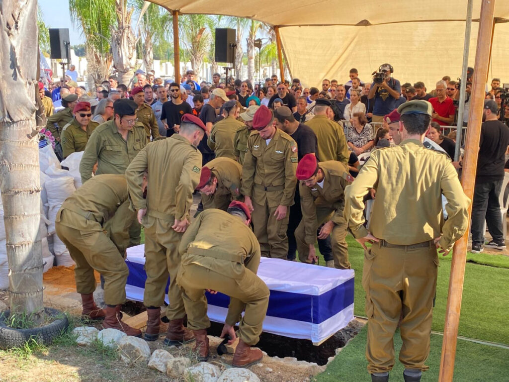 מלווים בדרכו האחרונה: מאות הגיעו להלווייתו של סמ"ר עמית צדיקוב