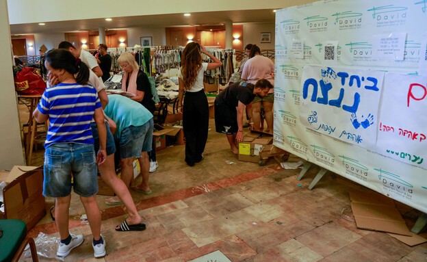 המפונים עוזבים את המלונות וחוששים לחזור הביתה
